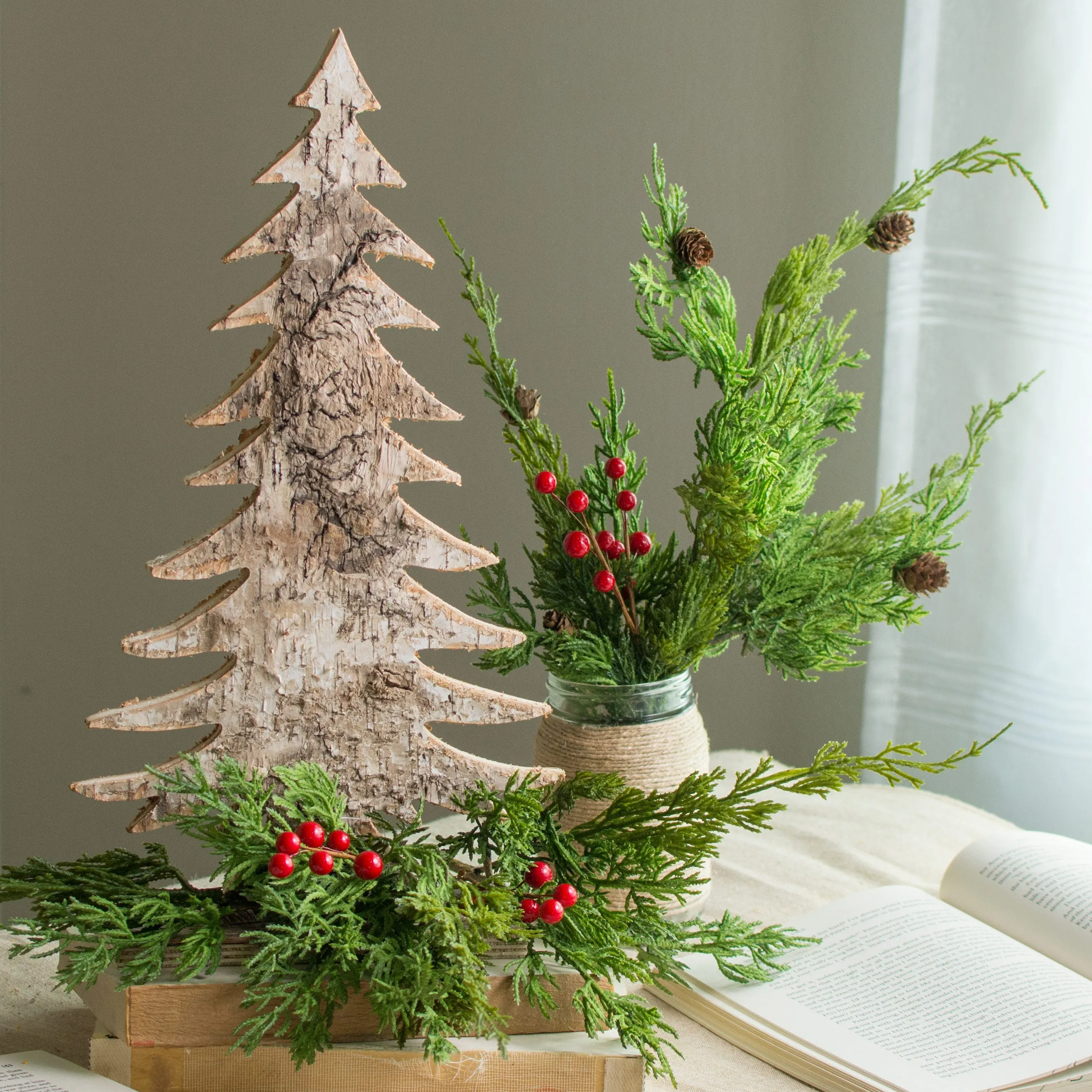 25" Cedar Pine & Pinecone Spray